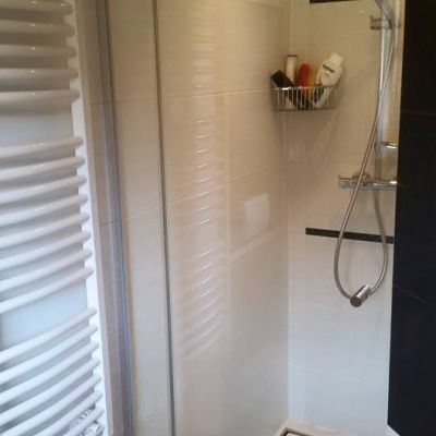 Zamontowana trzyczęściowa kabina prysznicowa, grzejnik nie stanowi problemu! 